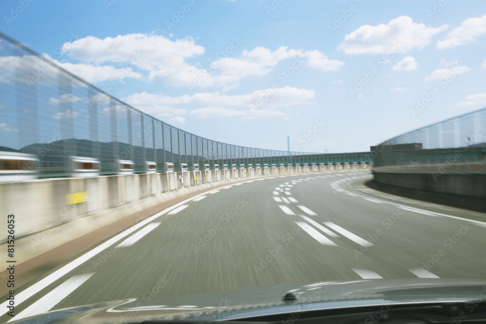 青空と高速道路