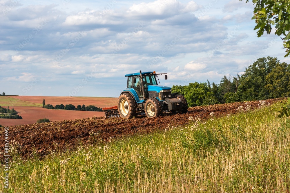 Obraz premium Tractor on the field