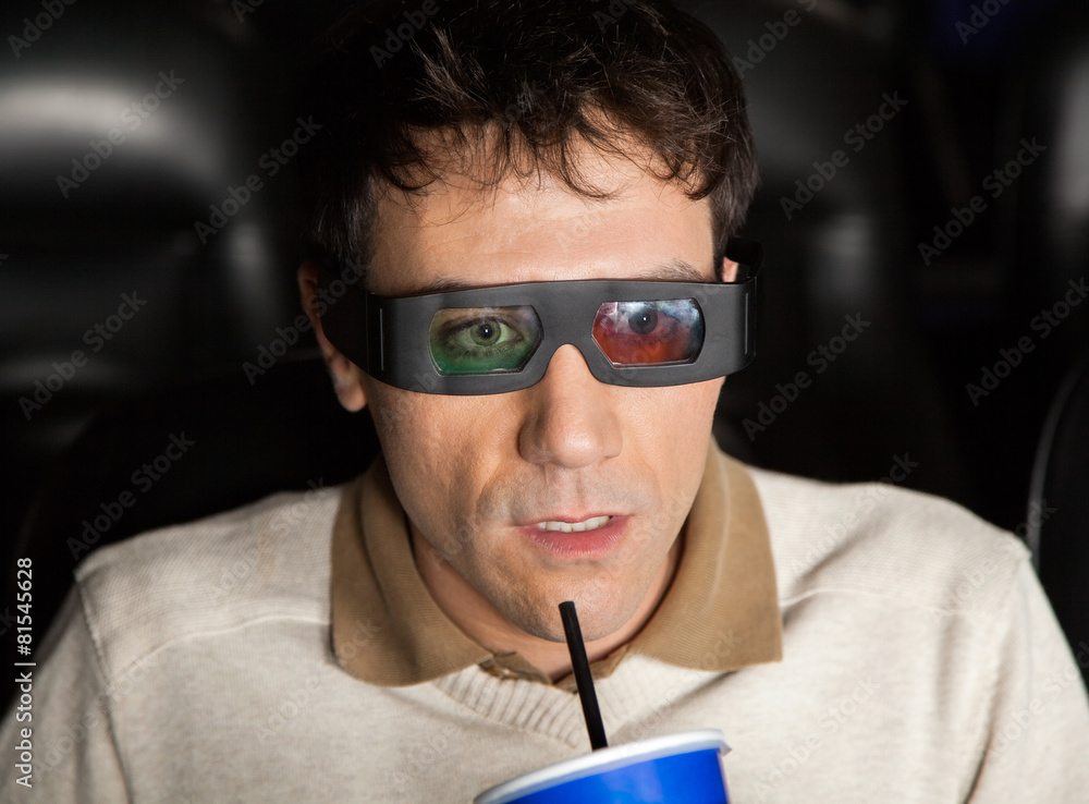 Naklejka premium Shocked Man Drinking Cola While Watching 3D Movie
