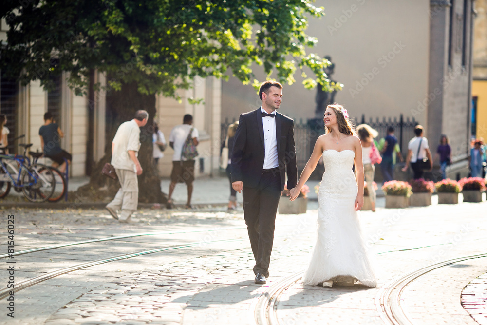 Naklejka premium Beautiful couple walking on the European city
