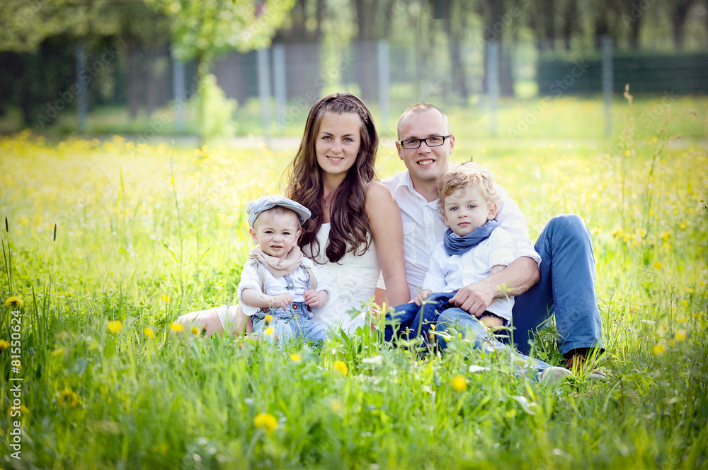 familie auf einer blumenwiese familie auf einer blumenwiese