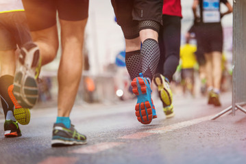 Sierkussen Joggen Jonge deelnemers aan stadsloop  © Halfpoint