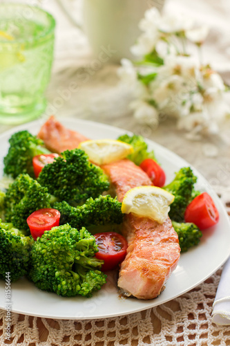 Salmon teriyaki with broccoli and tomatoes