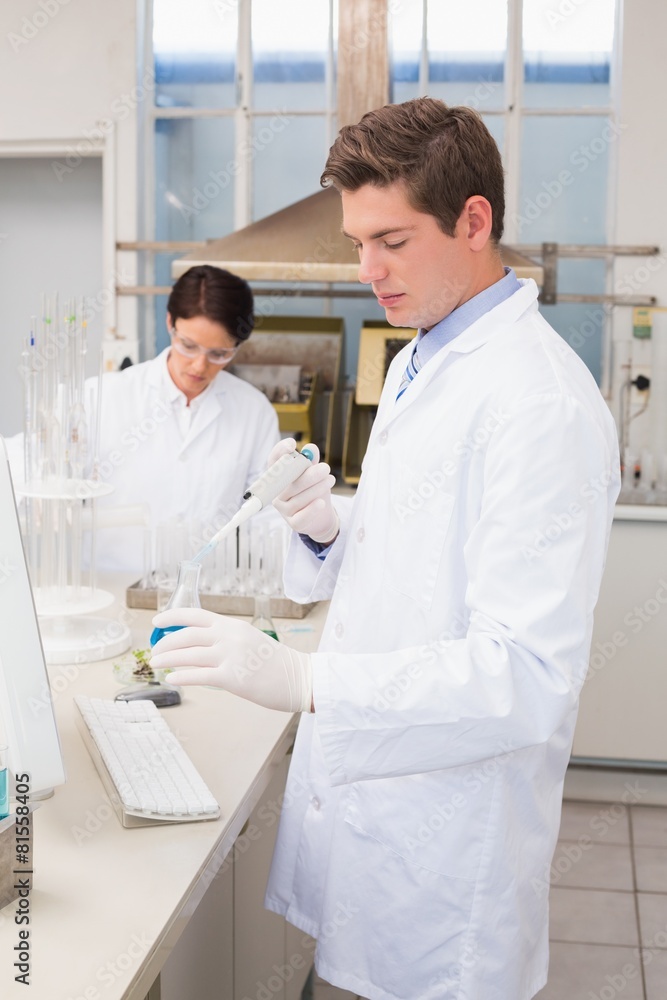 Obraz premium Scientists working attentively with test tube