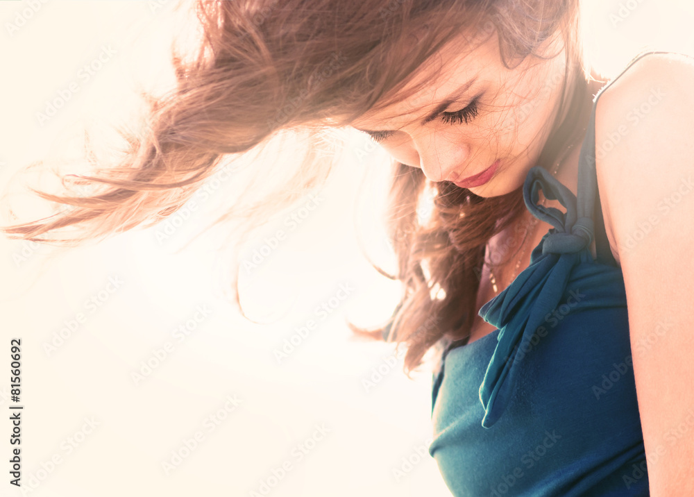 Obraz premium beautiful sunny portrait of a young woman.