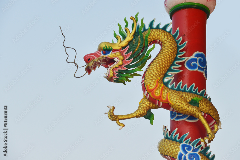Obraz premium Dragon wrapped around the pole in Chinese temple