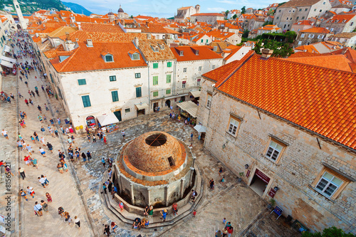 Stradun und Onofrio Brunnen, Dubrovnik, Kroatien photo