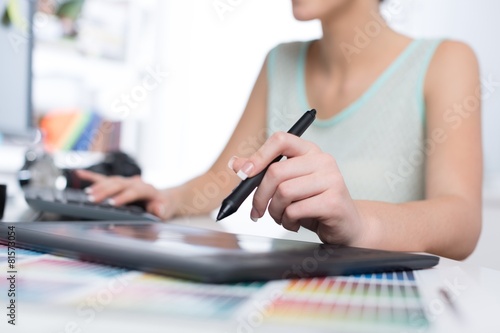 Fotografie Editing. Side view of a casual male photo editor using graphics