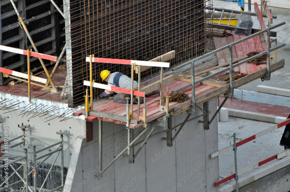 Ouvrier penché travaillant sur un chantier