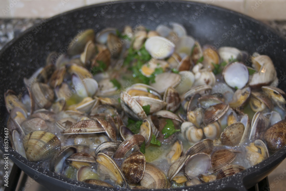 Fototapeta premium clams in pan