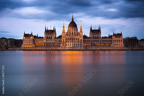 Canvas-taulu Hungarian Parliament Building at dawn, Budapest