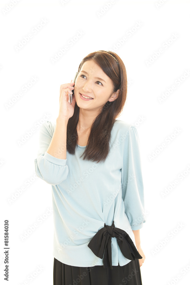 スマートフォンで会話中の女性