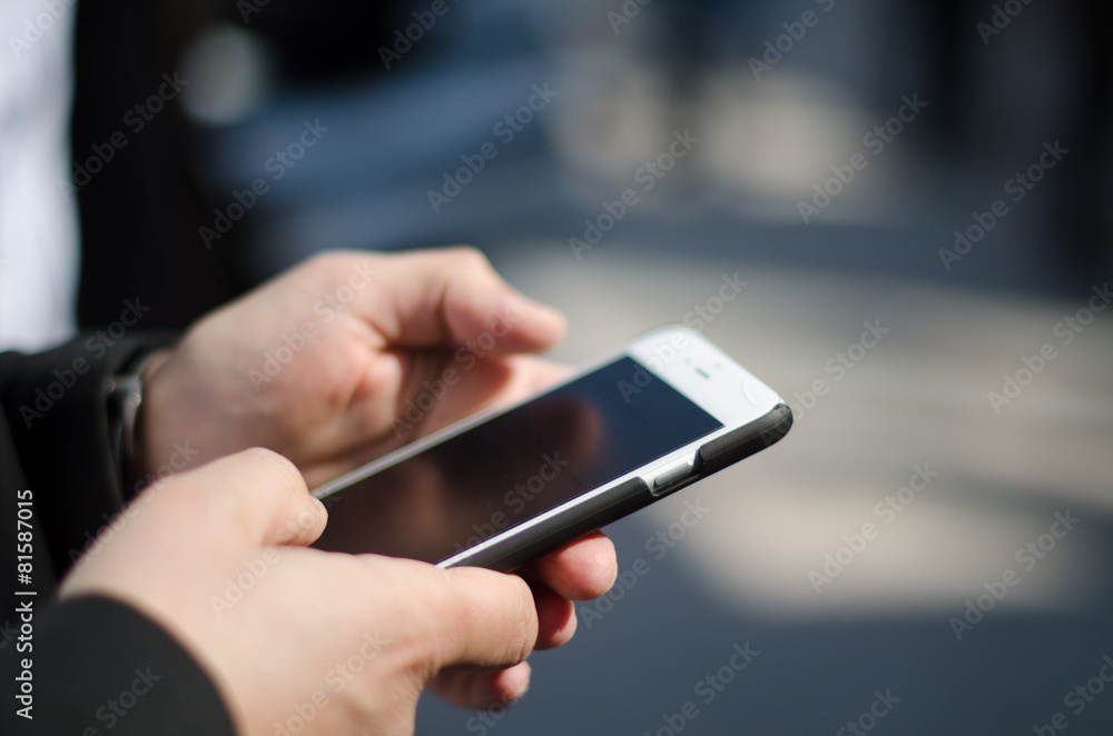 Uomo business scrive mail su cellulare Uomo business scrive mail su cellulare