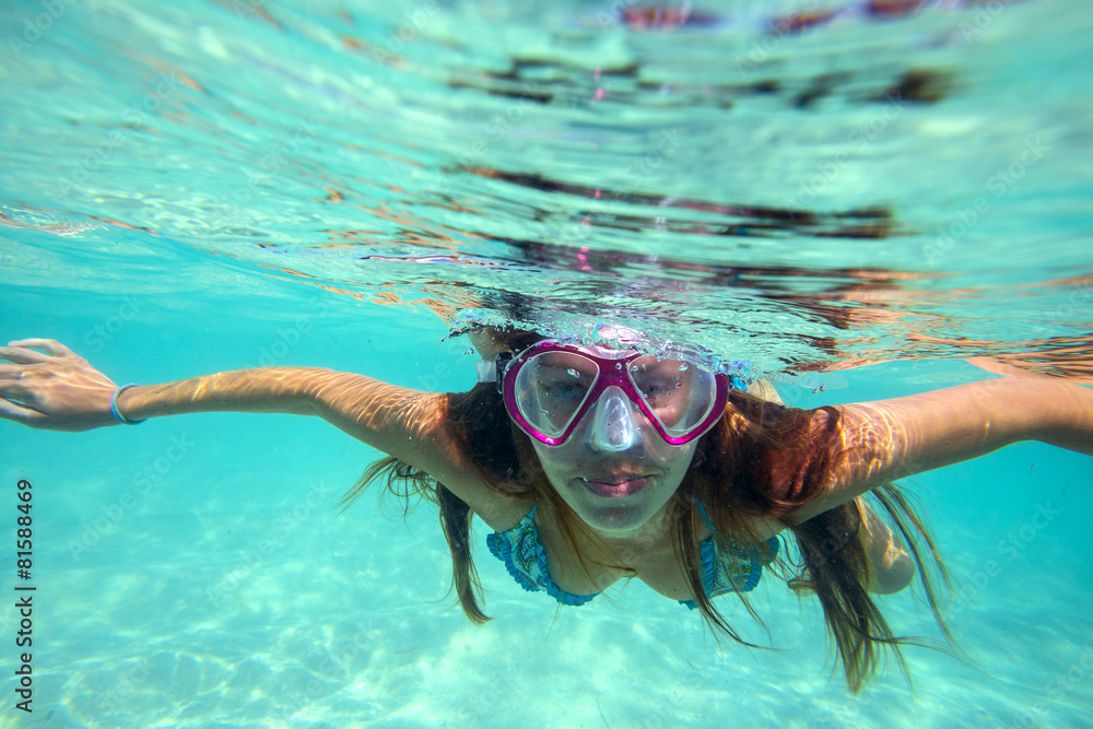 Naklejka premium Underwater Portrait of a Yong Woman
