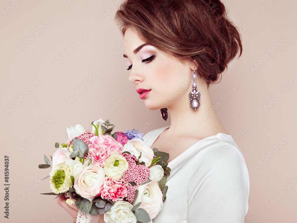 Naklejka premium Woman with bouquet of flowers in her hands