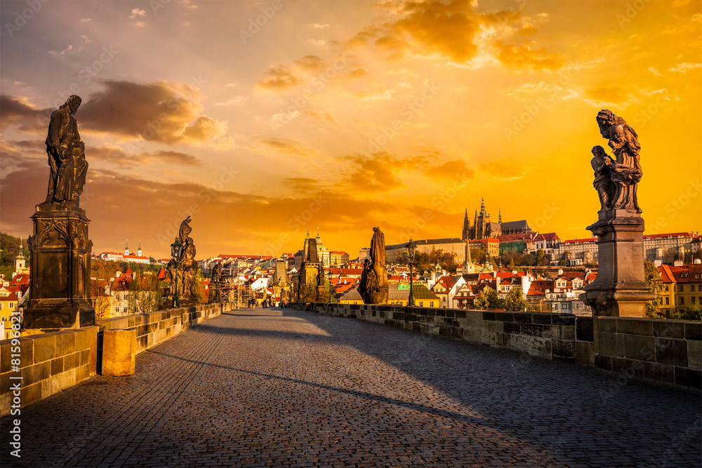 Obraz premium Charles bridge and Prague castleon sunrise