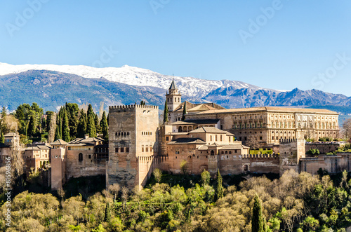 Stampa su tela Alhambra in Granada vor schneebedeckter Sierra Nevada