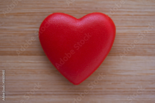 Красное сердце на деревянной поверхности