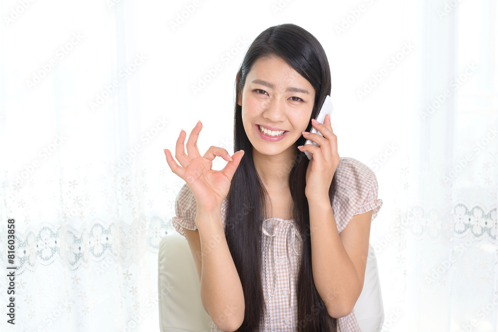 スマートフォンを持つ女性
