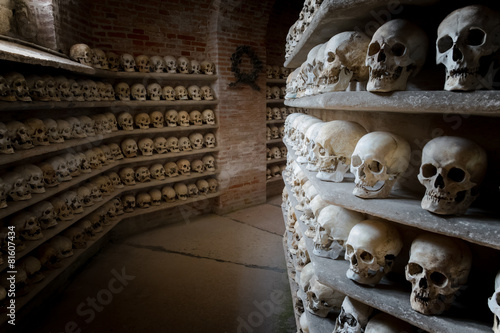 Tableau sur toile human skulls inside a catacomb inside a catacomb