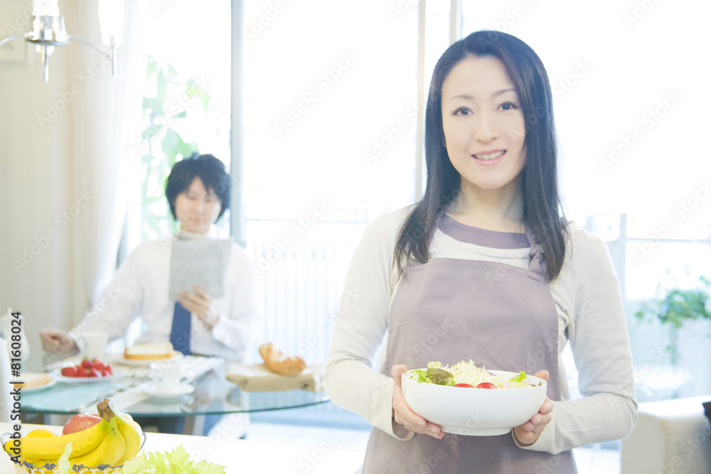 朝食を食べる夫婦