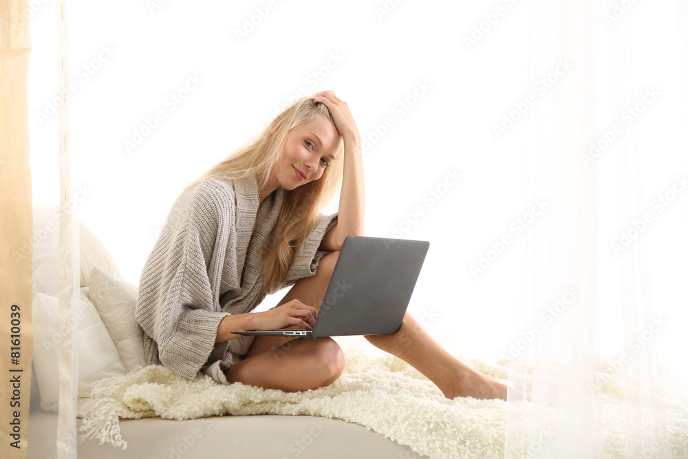 Frau mit liegt mit Laptop im Bett Frau mit liegt mit Laptop im Bett