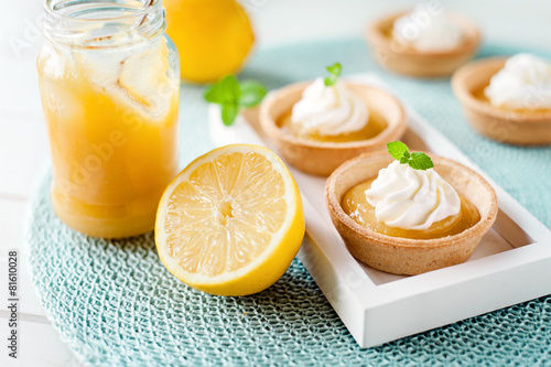 sommerliche Lemon Curd Tartelettes