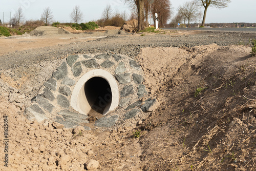 Ein Böschungskopf als Durchlassbauwerk mit einer Stützmauer photo