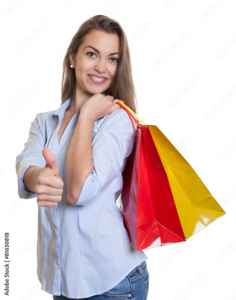 Frau mit braunen Haaren und Einkaustaschen ist zufrieden Frau mit braunen Haaren und Einkaustaschen ist zufrieden