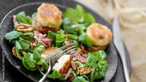 Photography salade de chèvre chaud lardons mache et noix 2