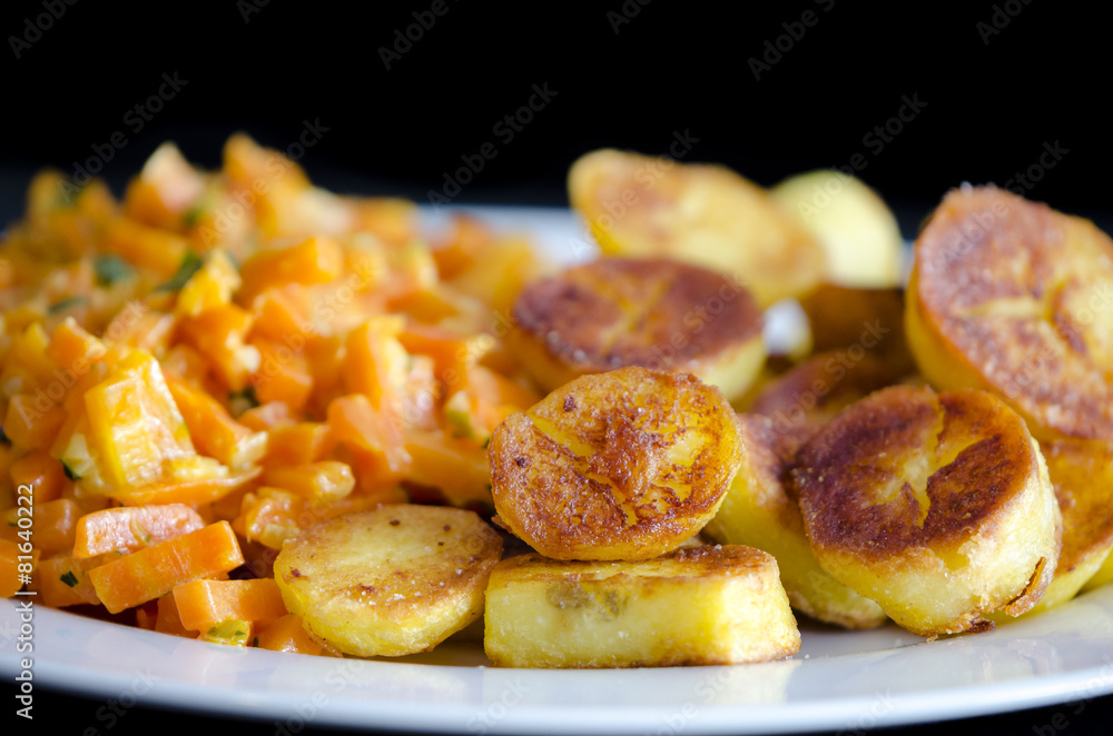 gebratene Kartoffeln mit Karottengemuese