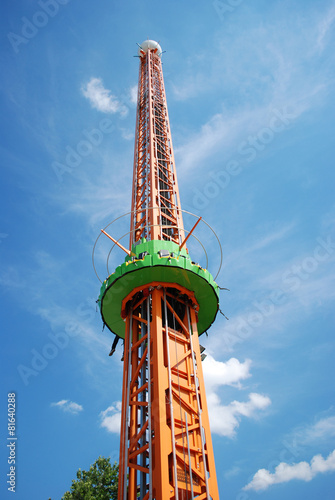 Free fall tower