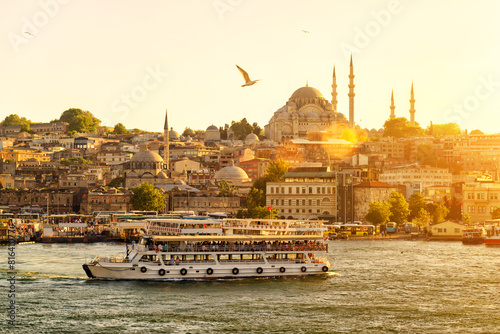 Leinwand Poster Touristenboot schwimmt auf dem Goldenen Horn in Istanbul