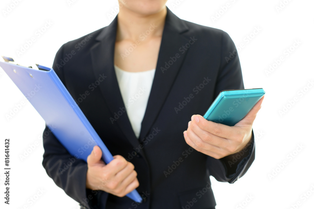 スマートフォンを持つOL