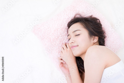 眠る女性