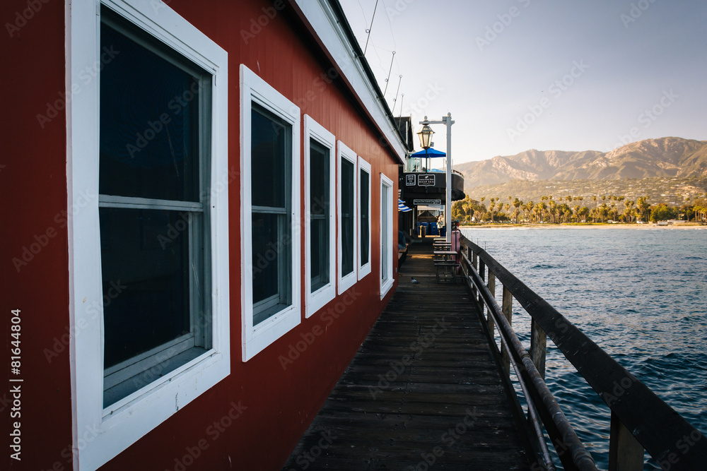 Fototapeta premium Building at Stearn's Wharf and view of mountains in Santa Barbar