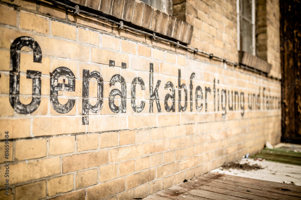 Naklejka premium Gepäckabfertigung am Bahnhof