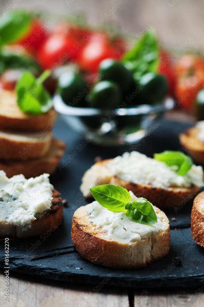 Italian crostini with gorgonzola Italian crostini with gorgonzola