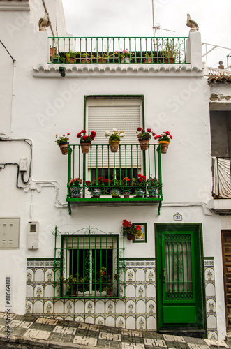 WEisses Haus mit grünre Tür in Salobrena Andalusien