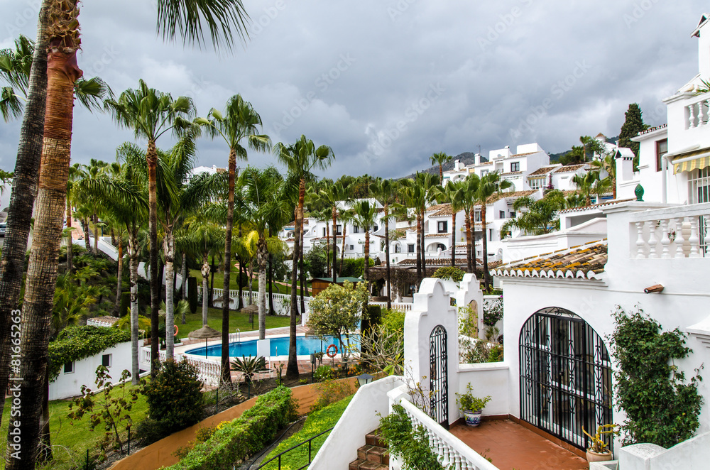 Weiße Häuser mit Palmen in Nerja Andalusien