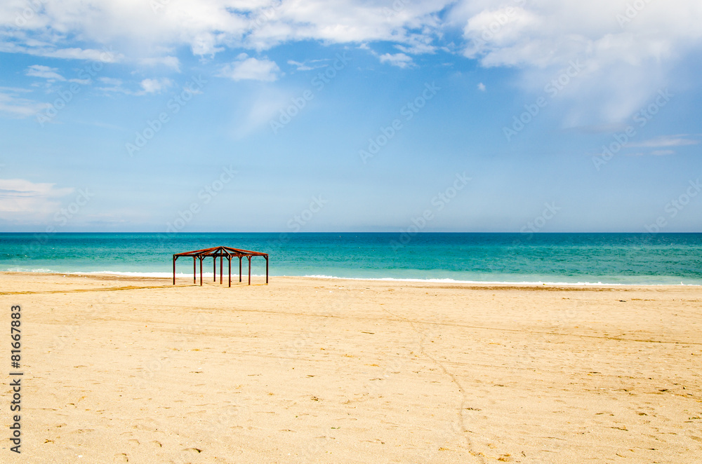 Zelt Rahmen am leeren Strand von Mojacar