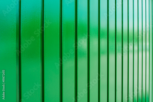 Hintergrund leuchtend grün lackierte Bretterwand