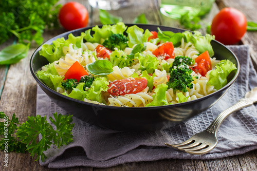 Tablou pe pânză Pasta salad with cherry tomatoes and broccoli