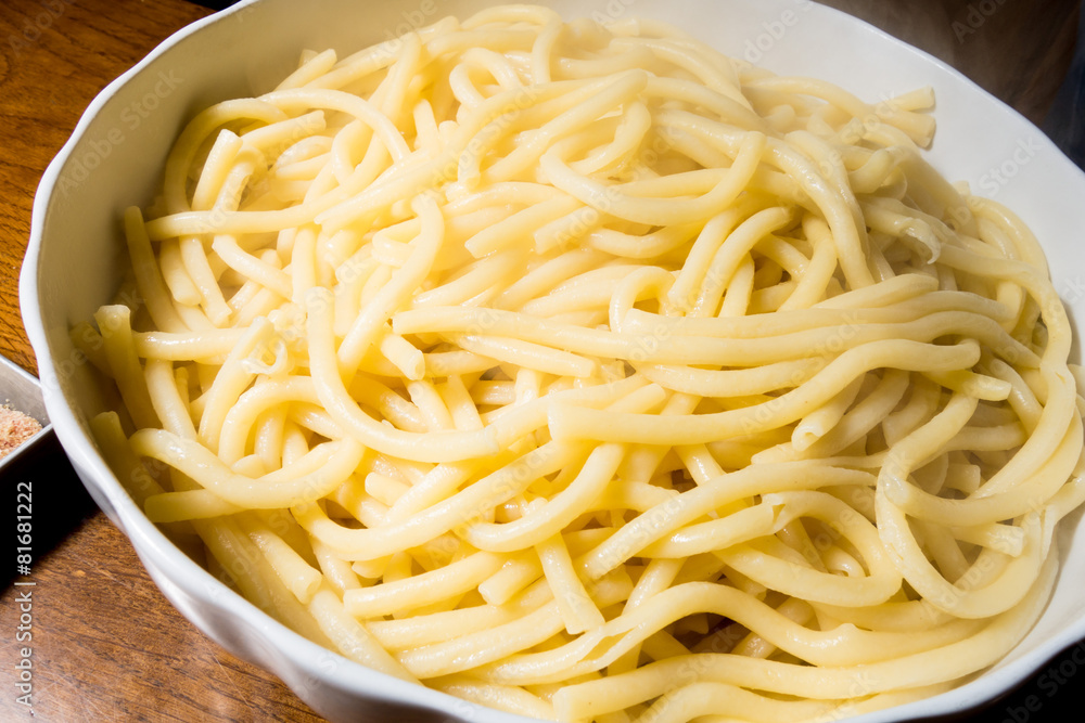 Pasta cotta scolata nella terrina in attesa di essere condita Pasta cotta scolata nella terrina in attesa di essere condita