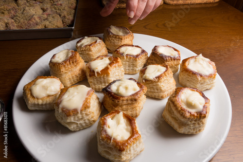 Sistemazione di vol-au-vent sul piatto di portata photo