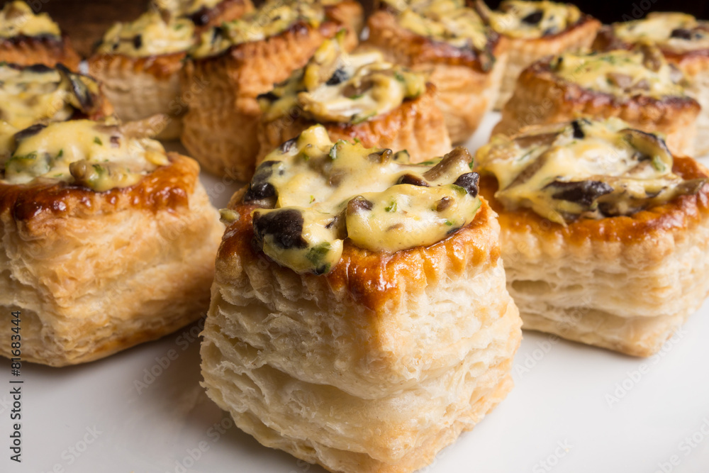 Vol-au-vent di pasta sfoglia ripieni ai funghi Vol-au-vent di pasta sfoglia ripieni ai funghi