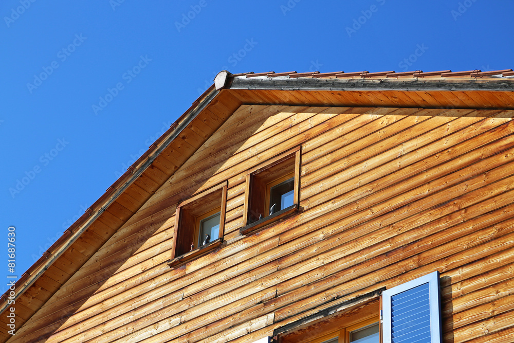 Holzhaus mit Giebelfenstern