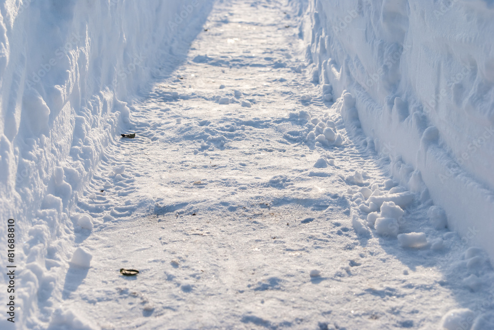 Obraz premium Cleared pass in deep snow