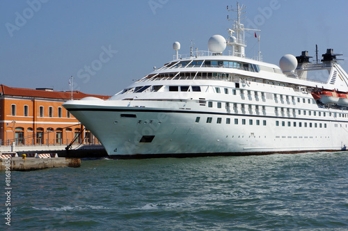 Cruise ship in Venice © Valmond