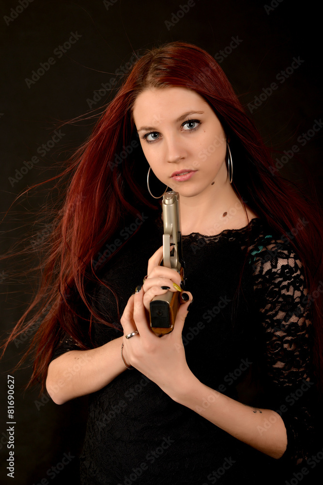 jeune femme avec pistolet jeune femme avec pistolet
